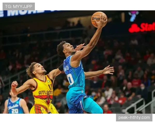威尔金斯无球跑动拉开空间，提升老鹰进攻效率